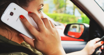 Darum solltet ihr euer Handy niemals am Steuer benutzen 