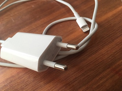 Handy Akku richtig laden Ladekabel