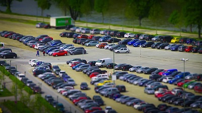 Auto per Handy finden auf dem Parkplatz